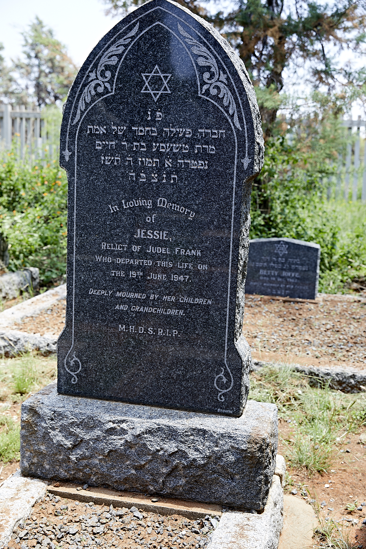 graves/new_tombstone/DIGSB39834.jpg