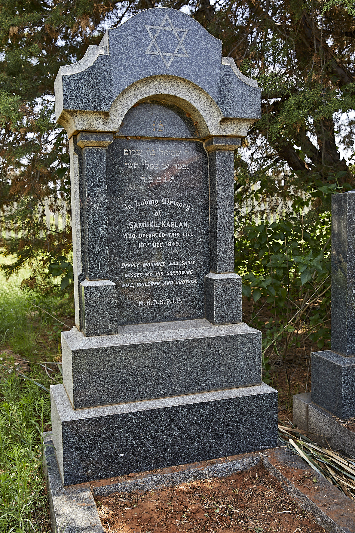 graves/new_tombstone/DIGSB39848.jpg