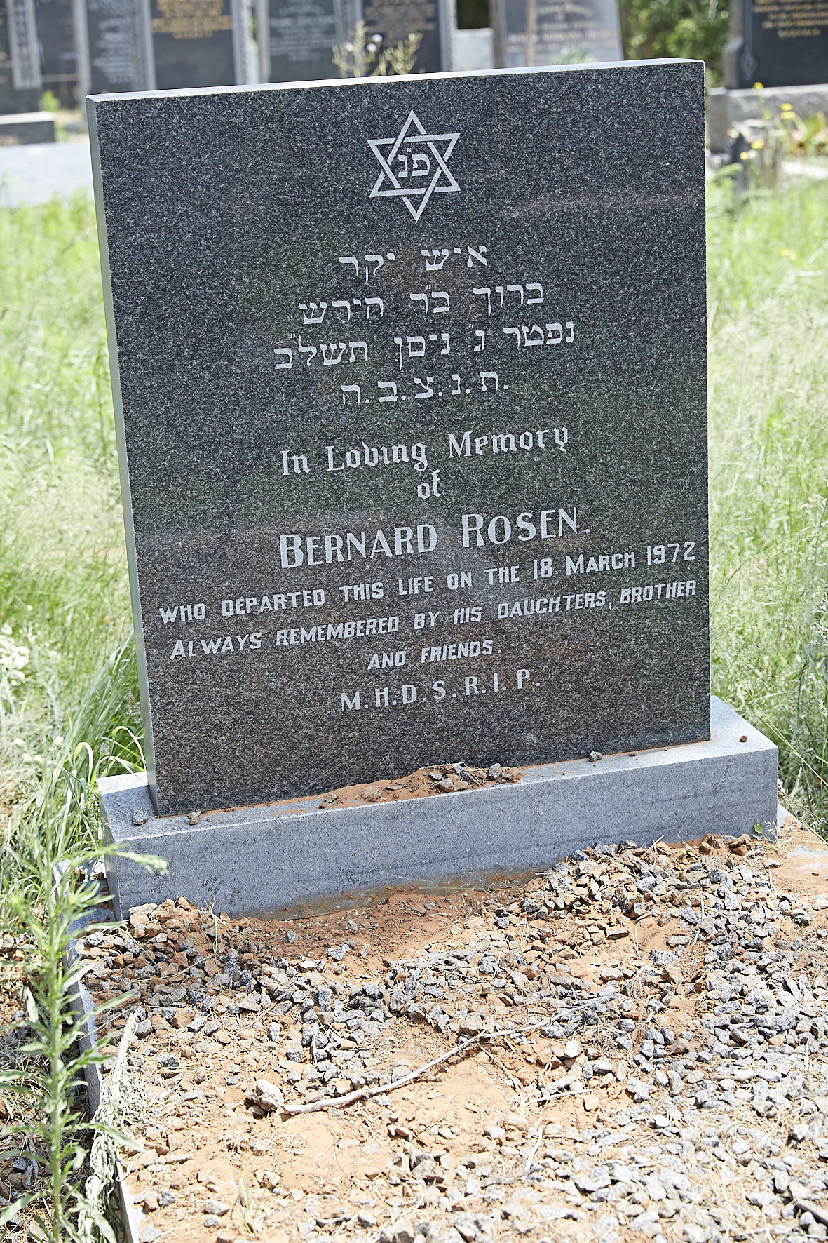 graves/new_tombstone/DIGSB39905.jpg