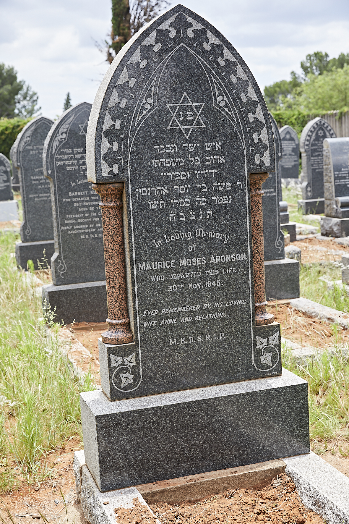 graves/new_tombstone/DIGSB39981.jpg