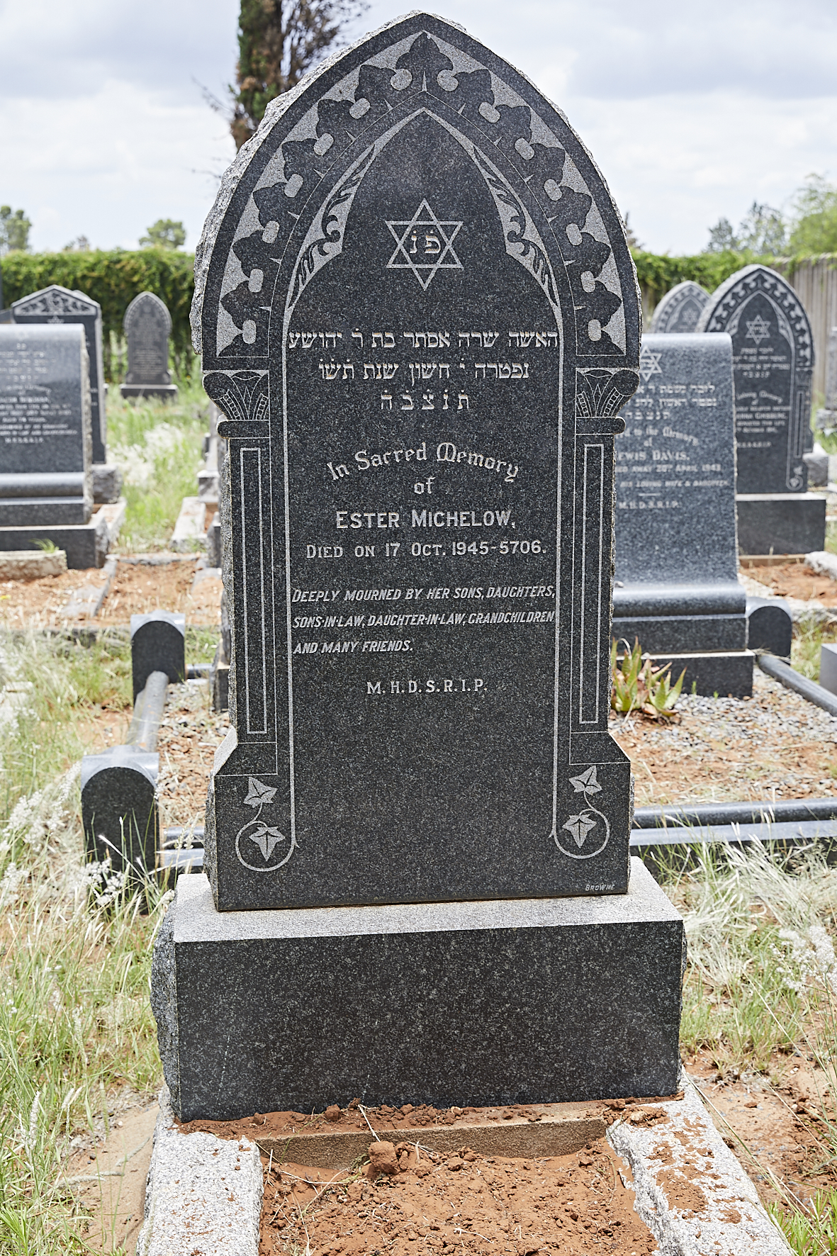 graves/new_tombstone/DIGSB39986.jpg