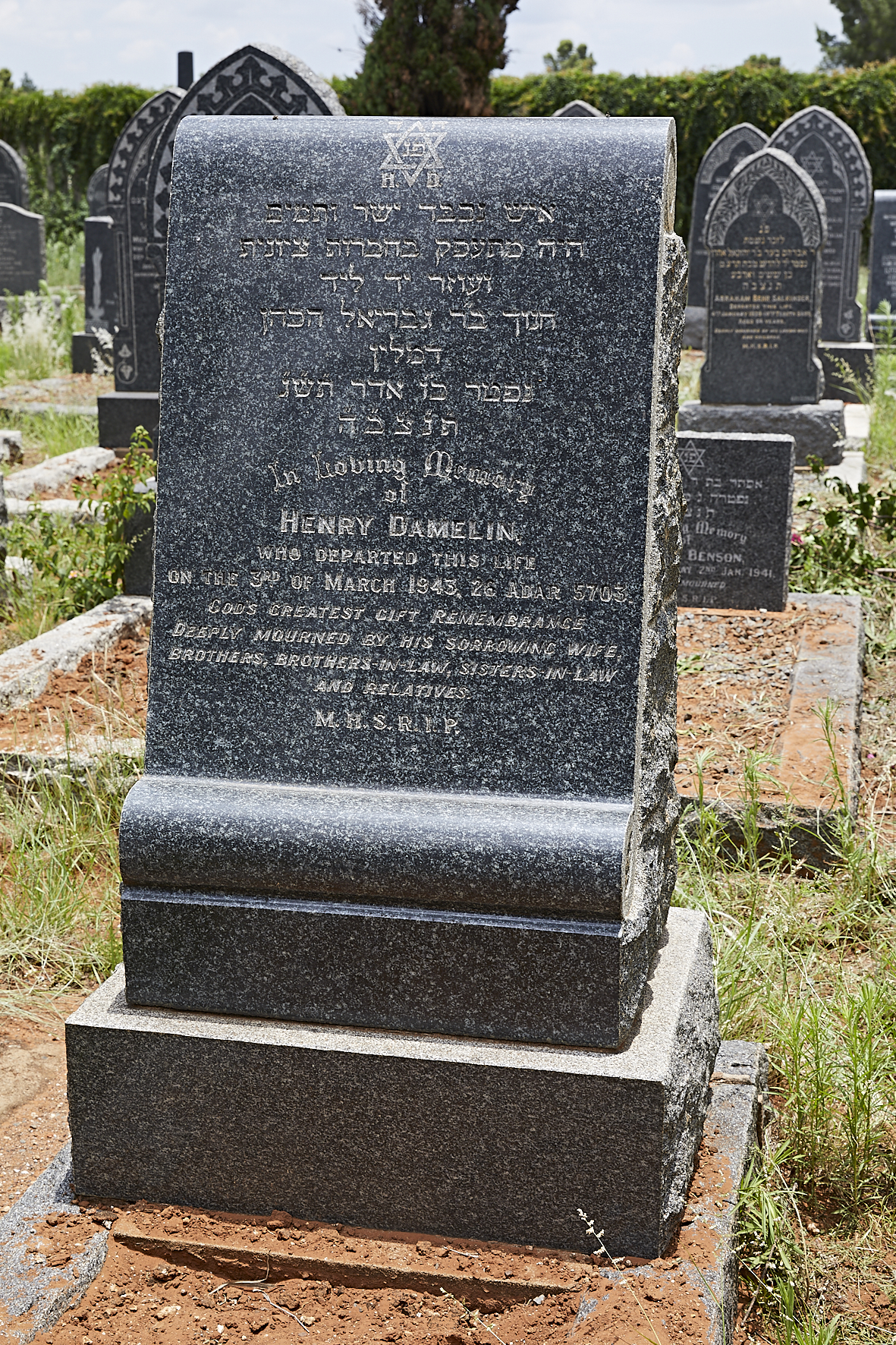 graves/new_tombstone/DIGSB39991.jpg