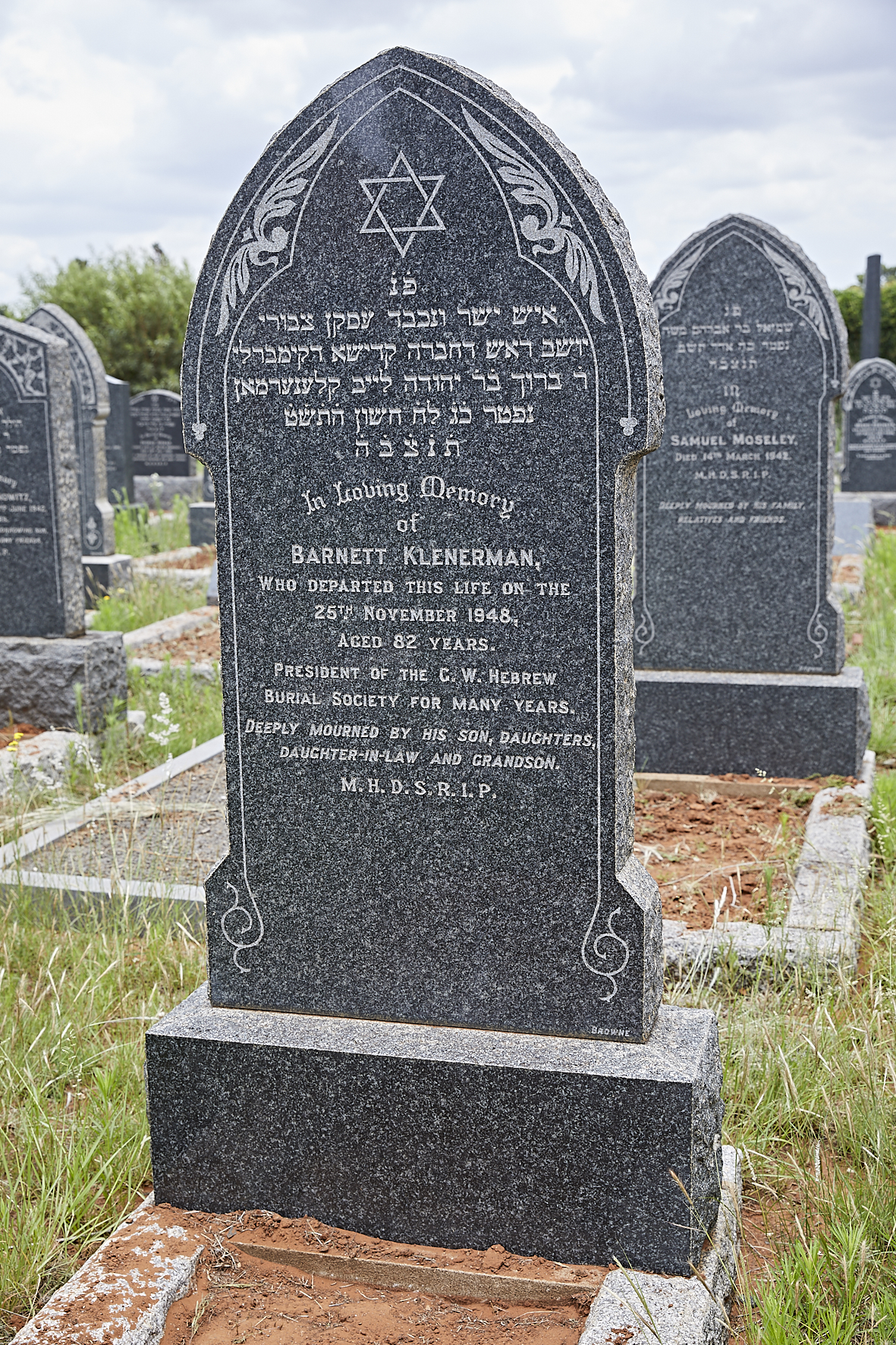 graves/new_tombstone/DIGSB39998.jpg