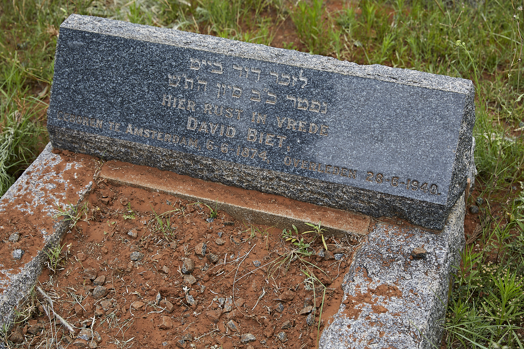 graves/new_tombstone/DIGSB40030.jpg
