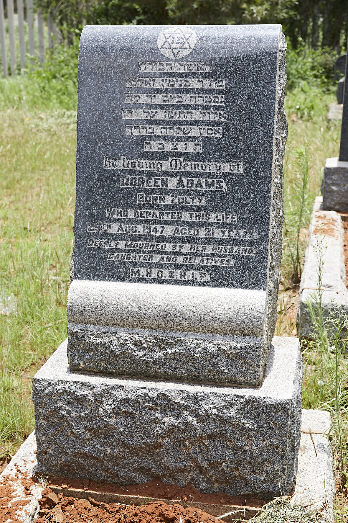 graves/new_tombstone/DIGSB40034.jpg