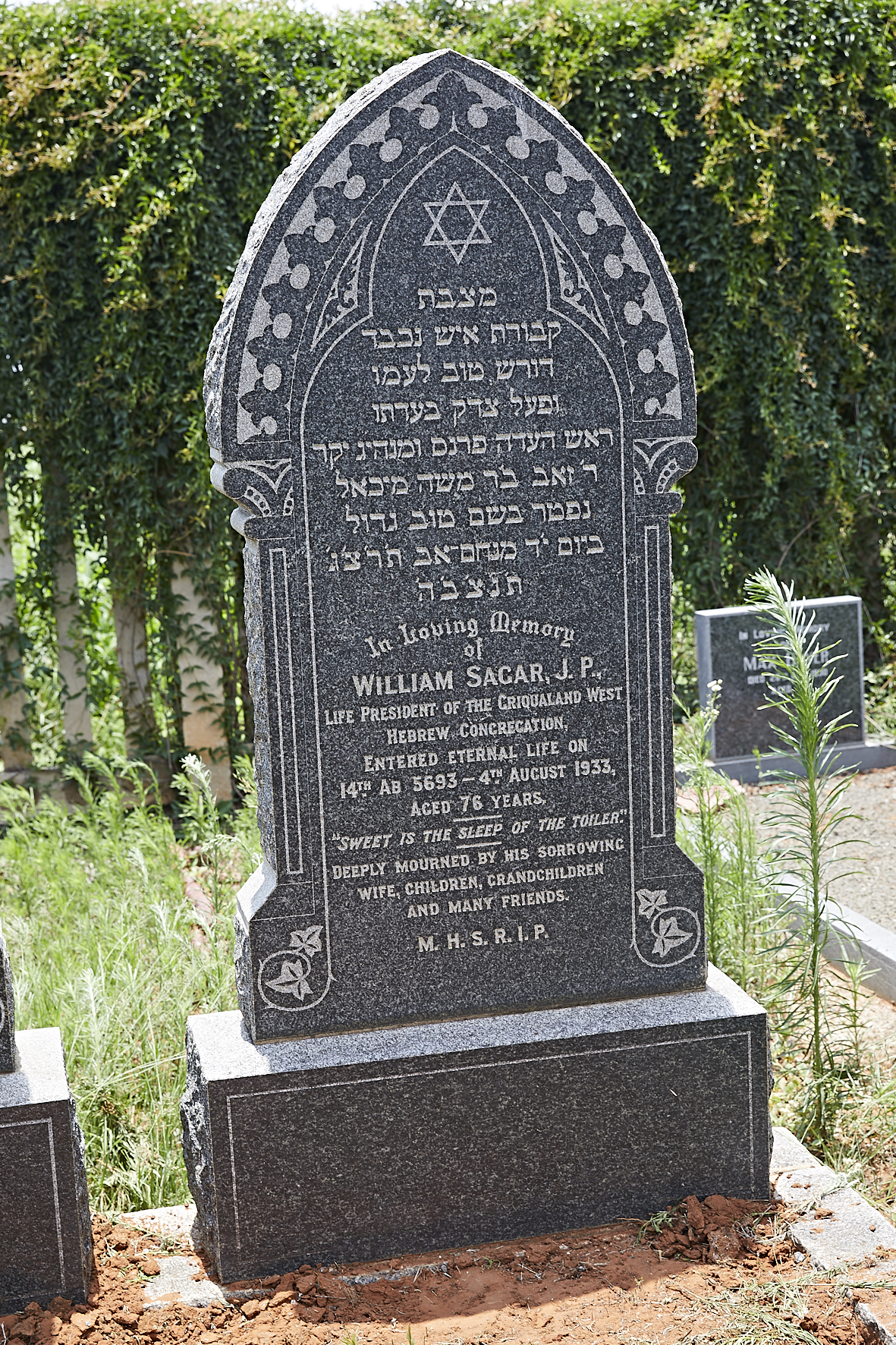 graves/new_tombstone/DIGSB40071.jpg