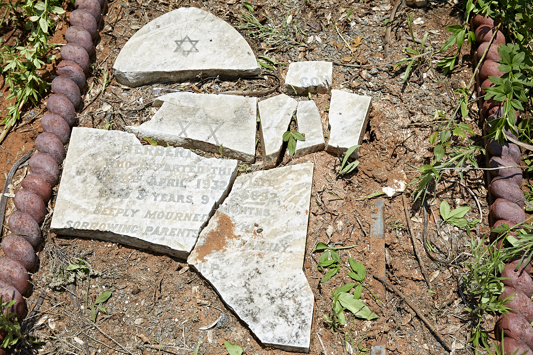 graves/new_tombstone2/DIGSB40090.jpg