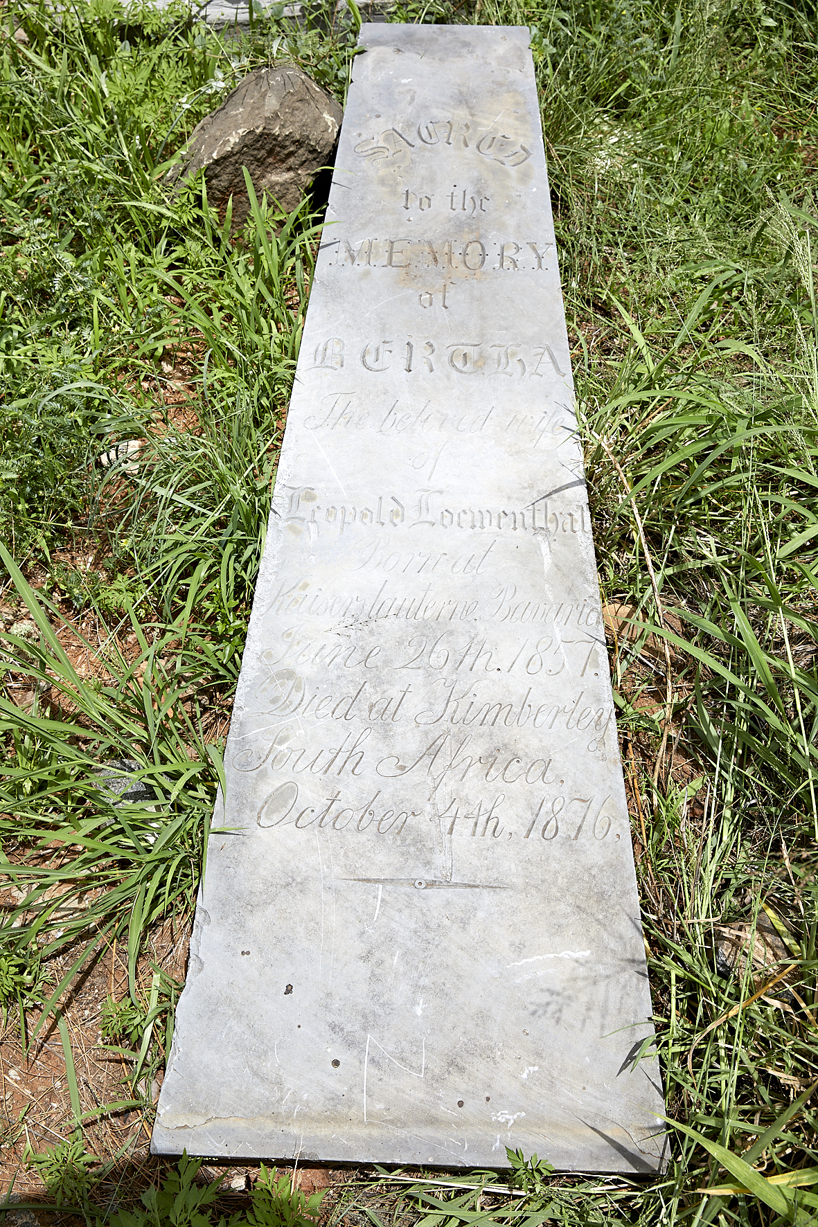 graves/new_tombstone2/DIGSB40183.jpg