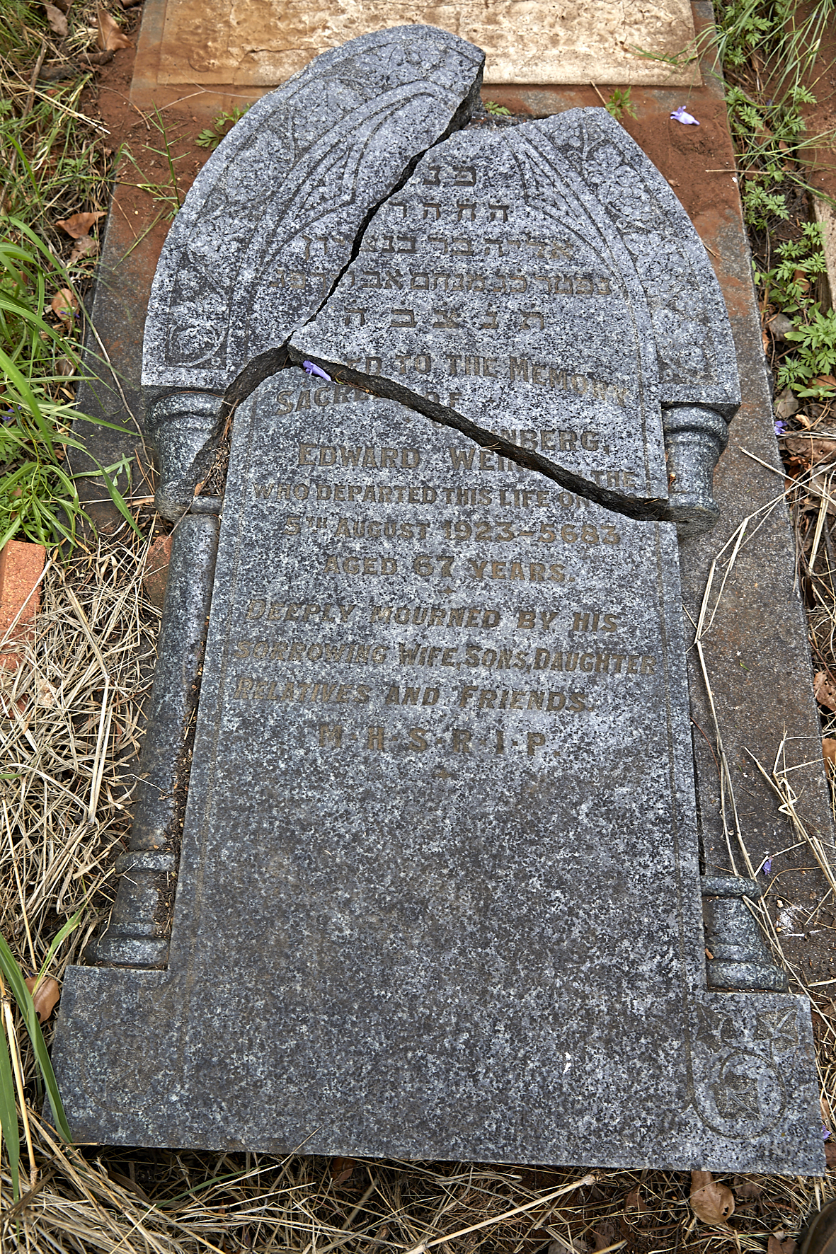 graves/new_tombstone2/DIGSB40385.jpg