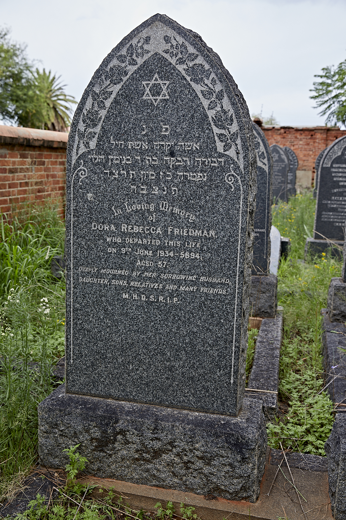 graves/new_tombstone2/DIGSB40392.jpg