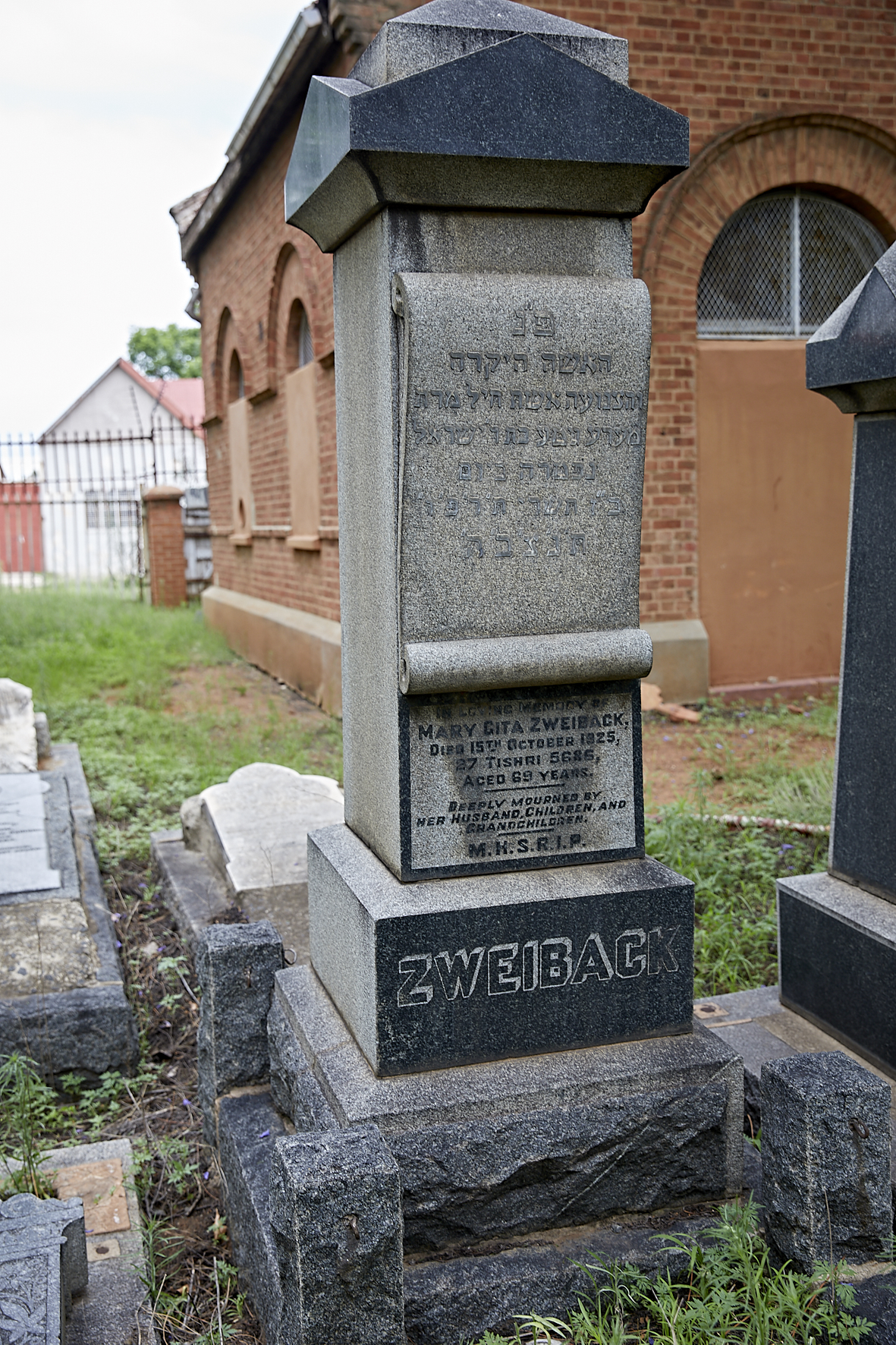 graves/new_tombstone2/DIGSB40402.jpg