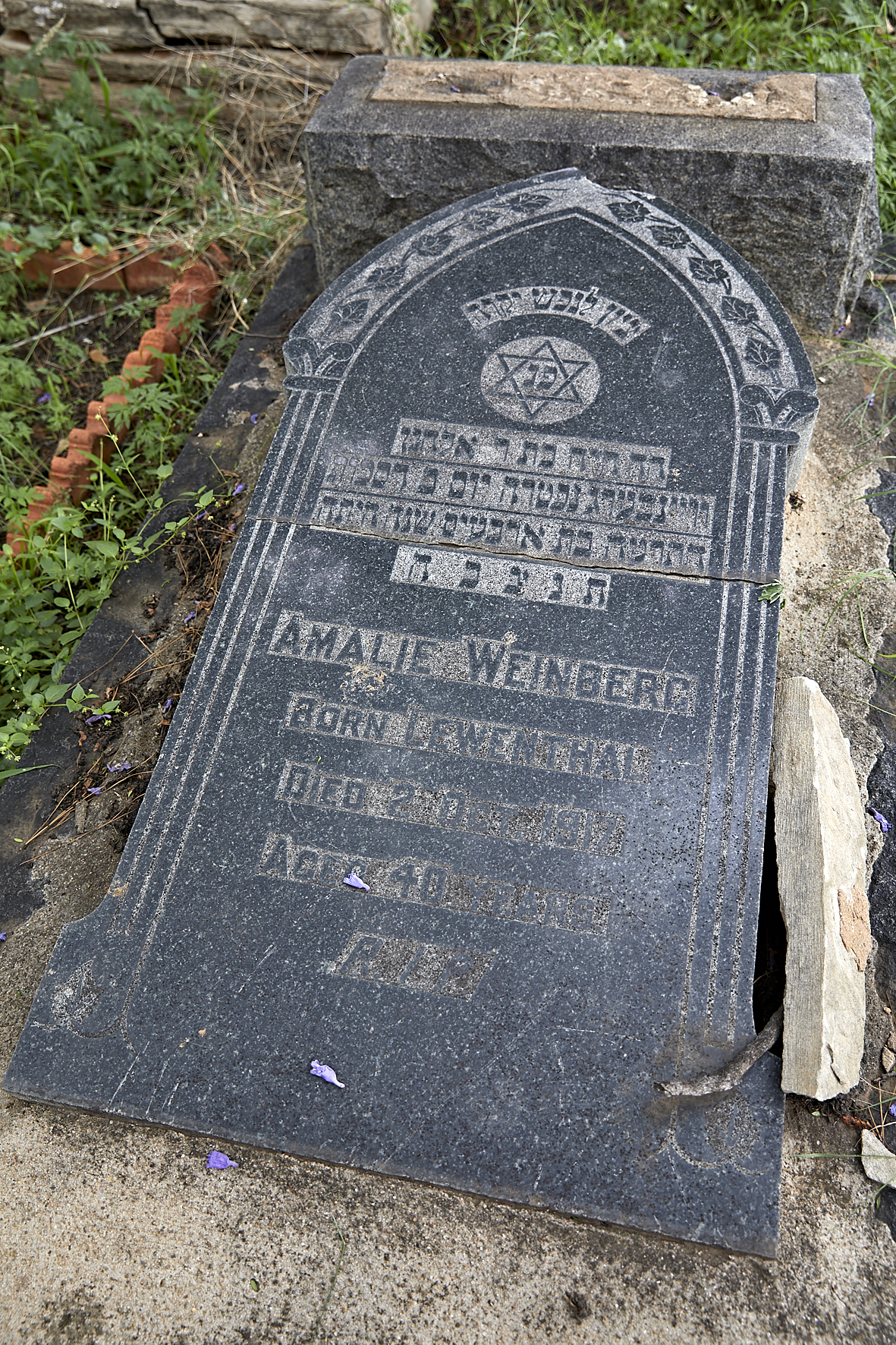 graves/new_tombstone2/DIGSB40406.jpg