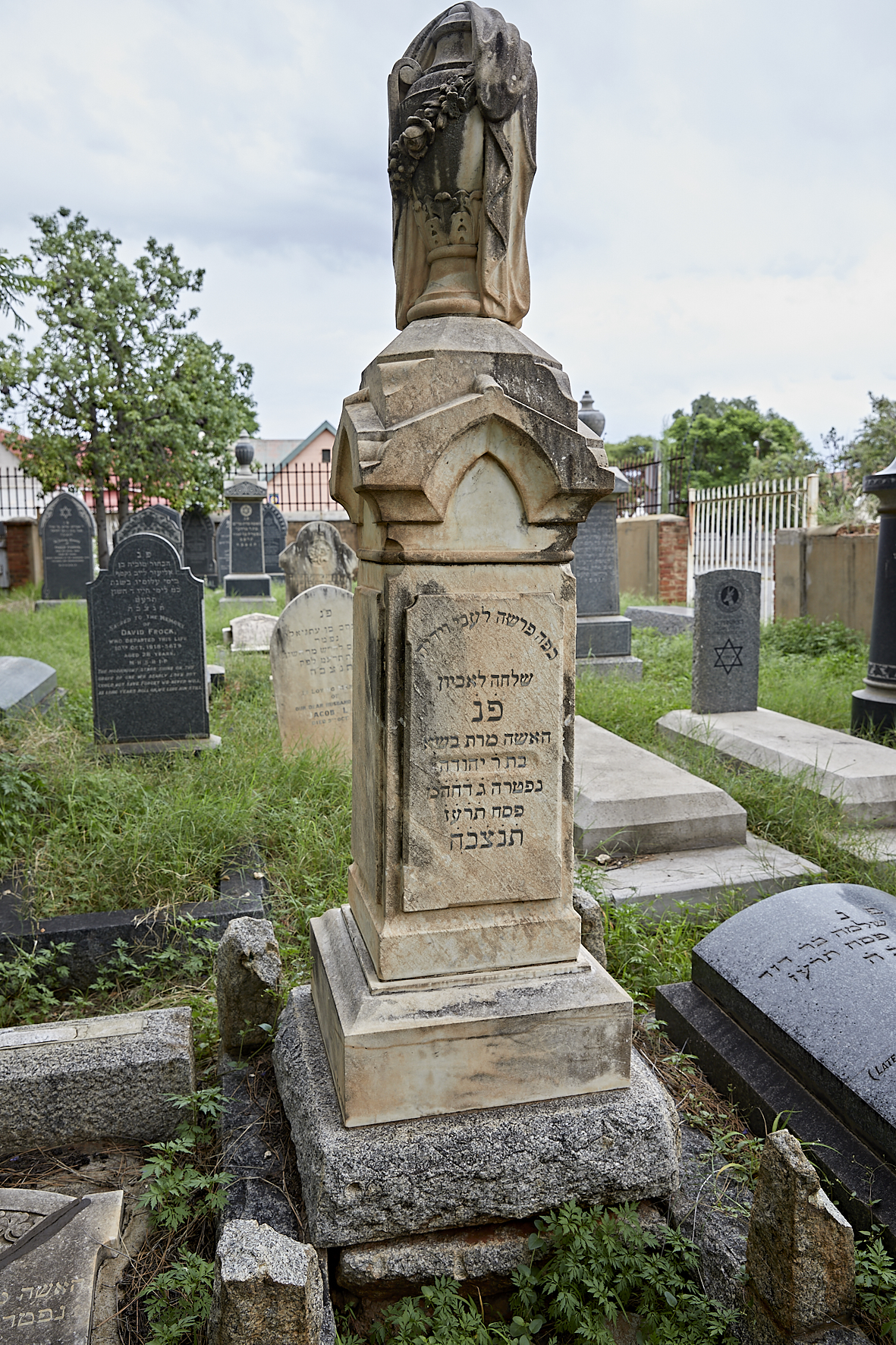 graves/new_tombstone2/DIGSB40408.jpg