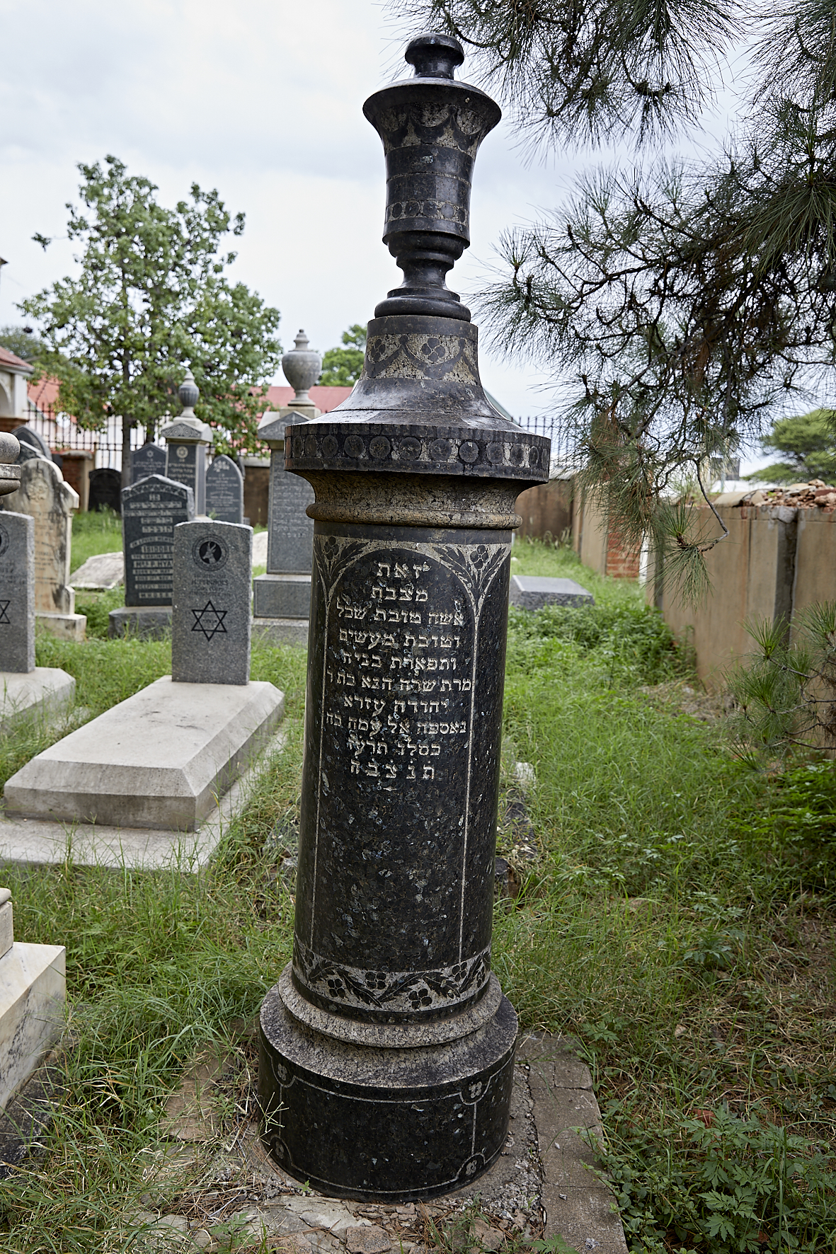 graves/new_tombstone2/DIGSB40410.jpg