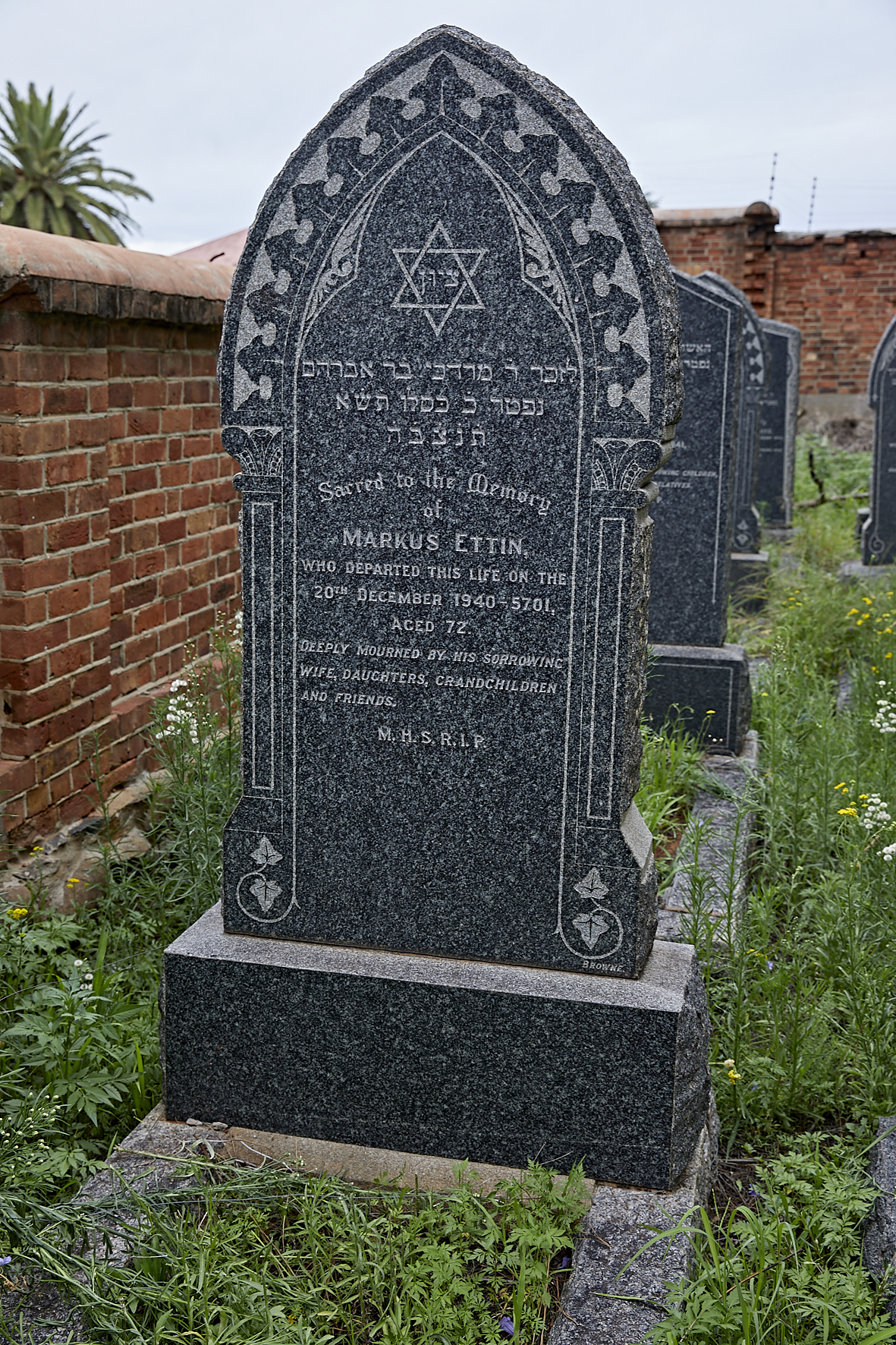 graves/new_tombstone2/DIGSB40432.jpg