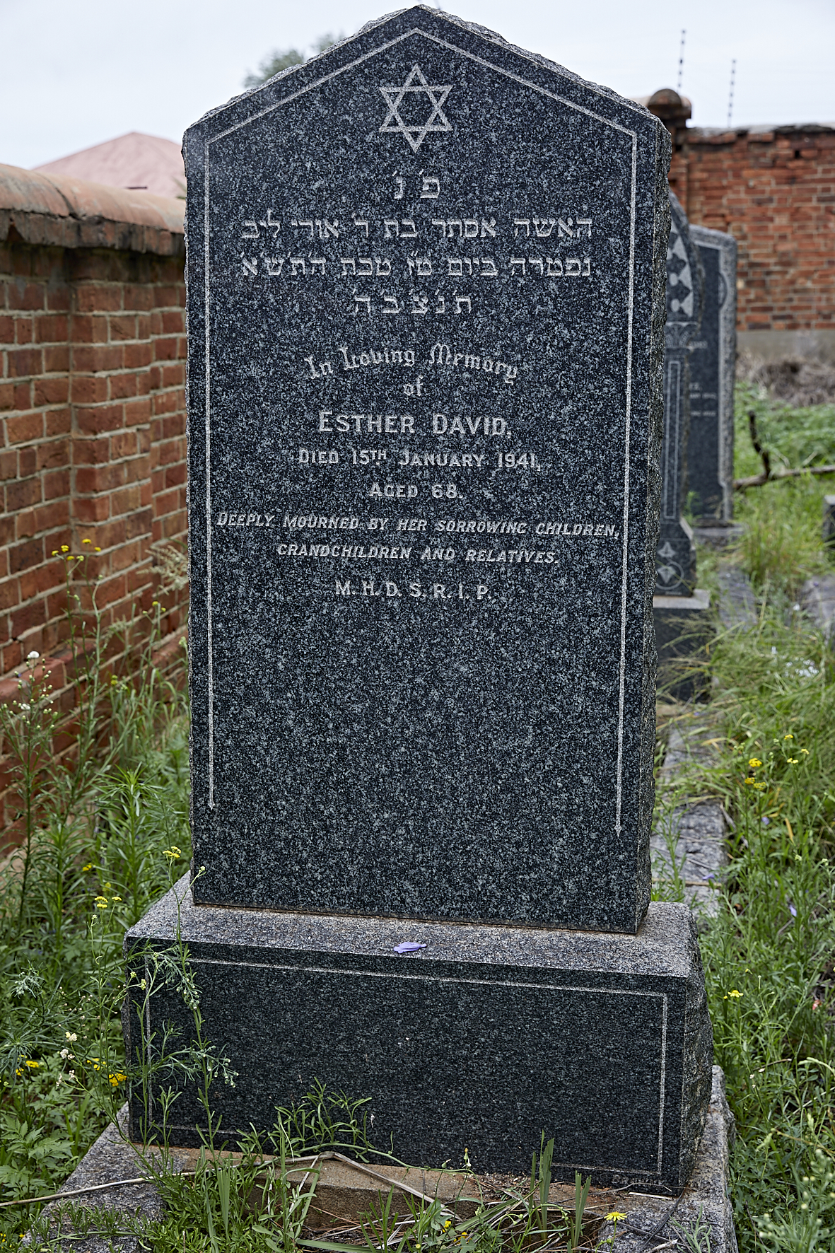 graves/new_tombstone2/DIGSB40433.jpg