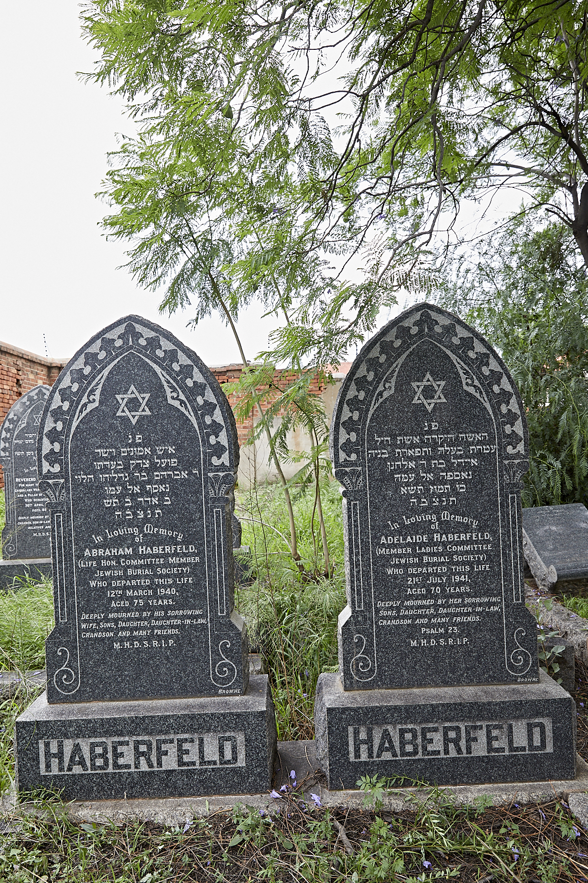 graves/new_tombstone2/DIGSB40444.jpg