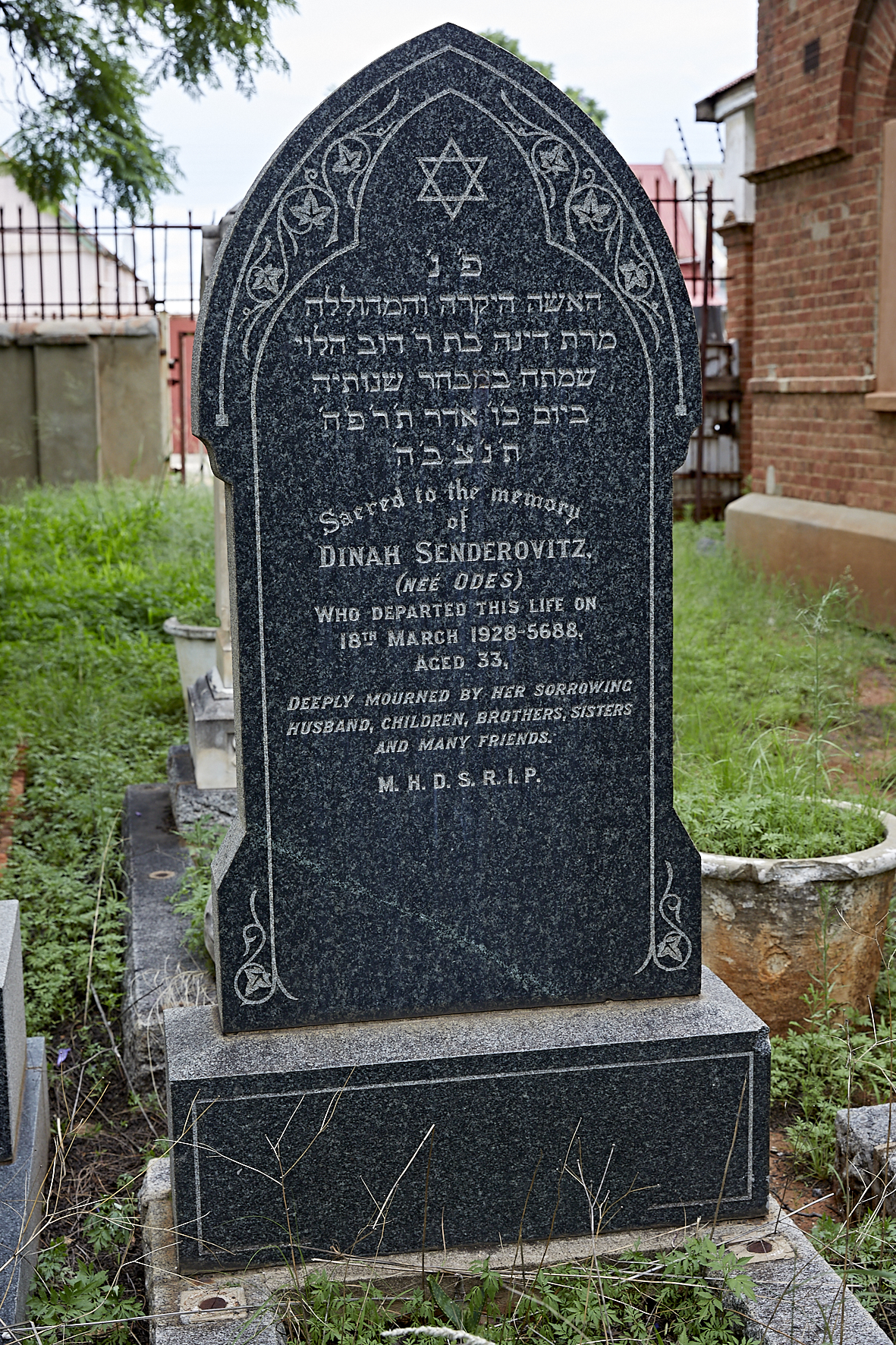 graves/new_tombstone2/DIGSB40465.jpg