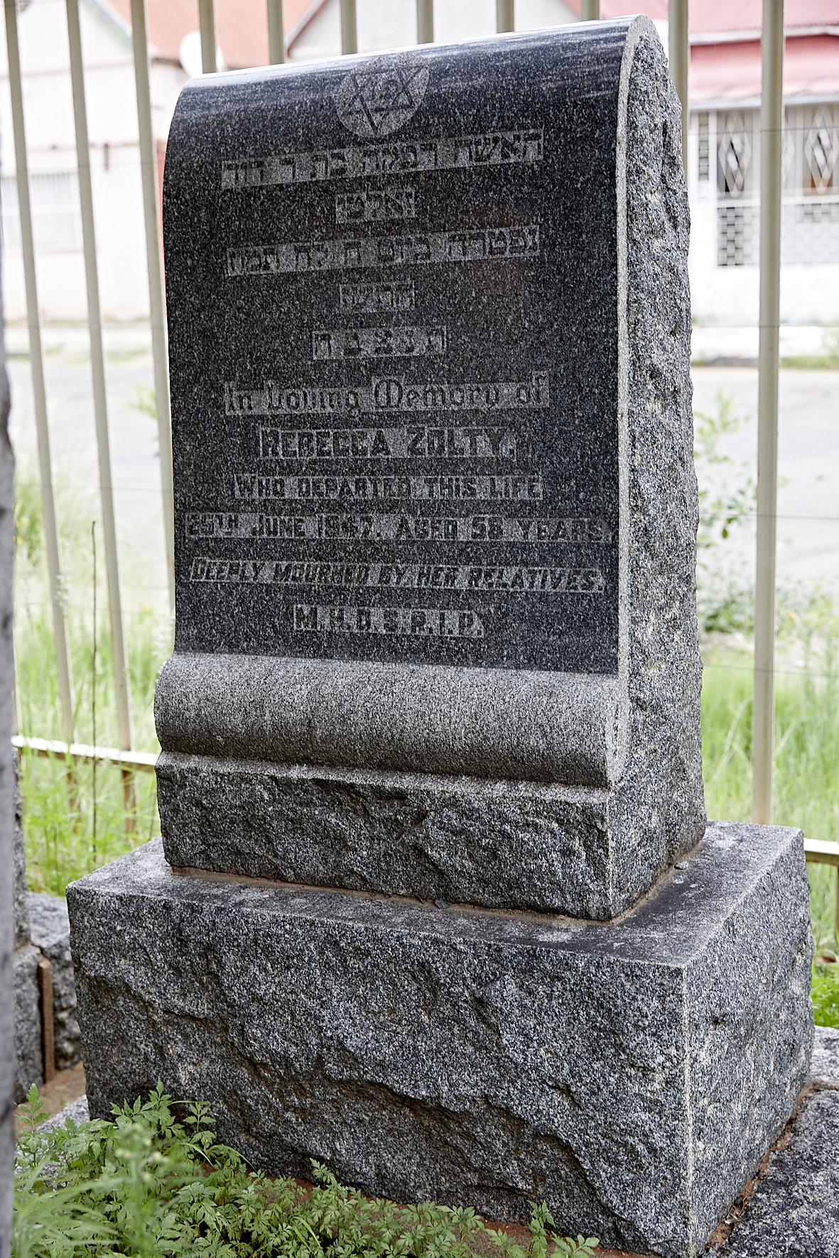 graves/new_tombstone2/DIGSB40501.jpg