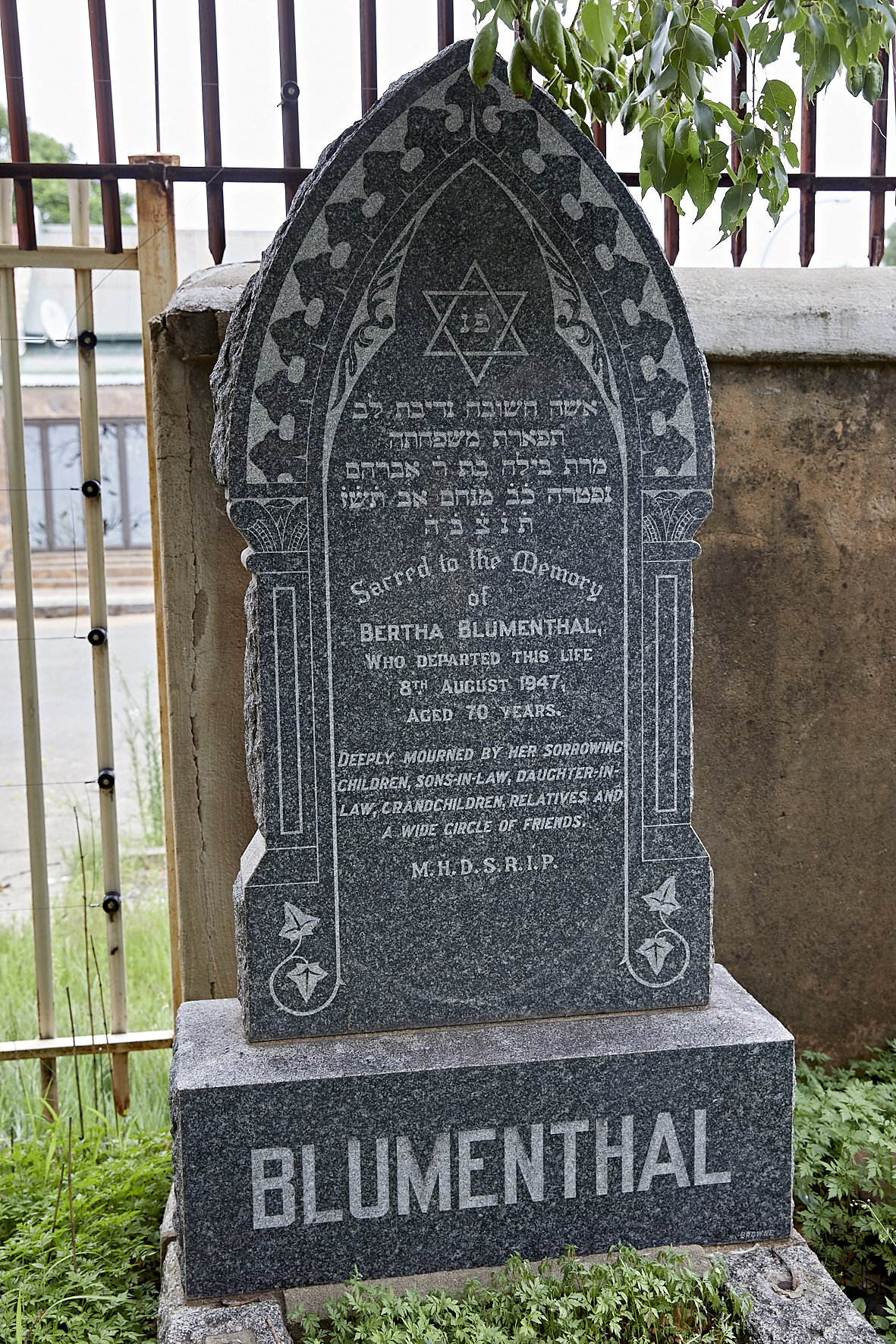 graves/new_tombstone2/DIGSB40502.jpg